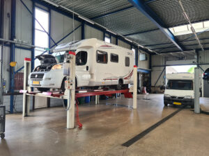 Camper in werkplaats